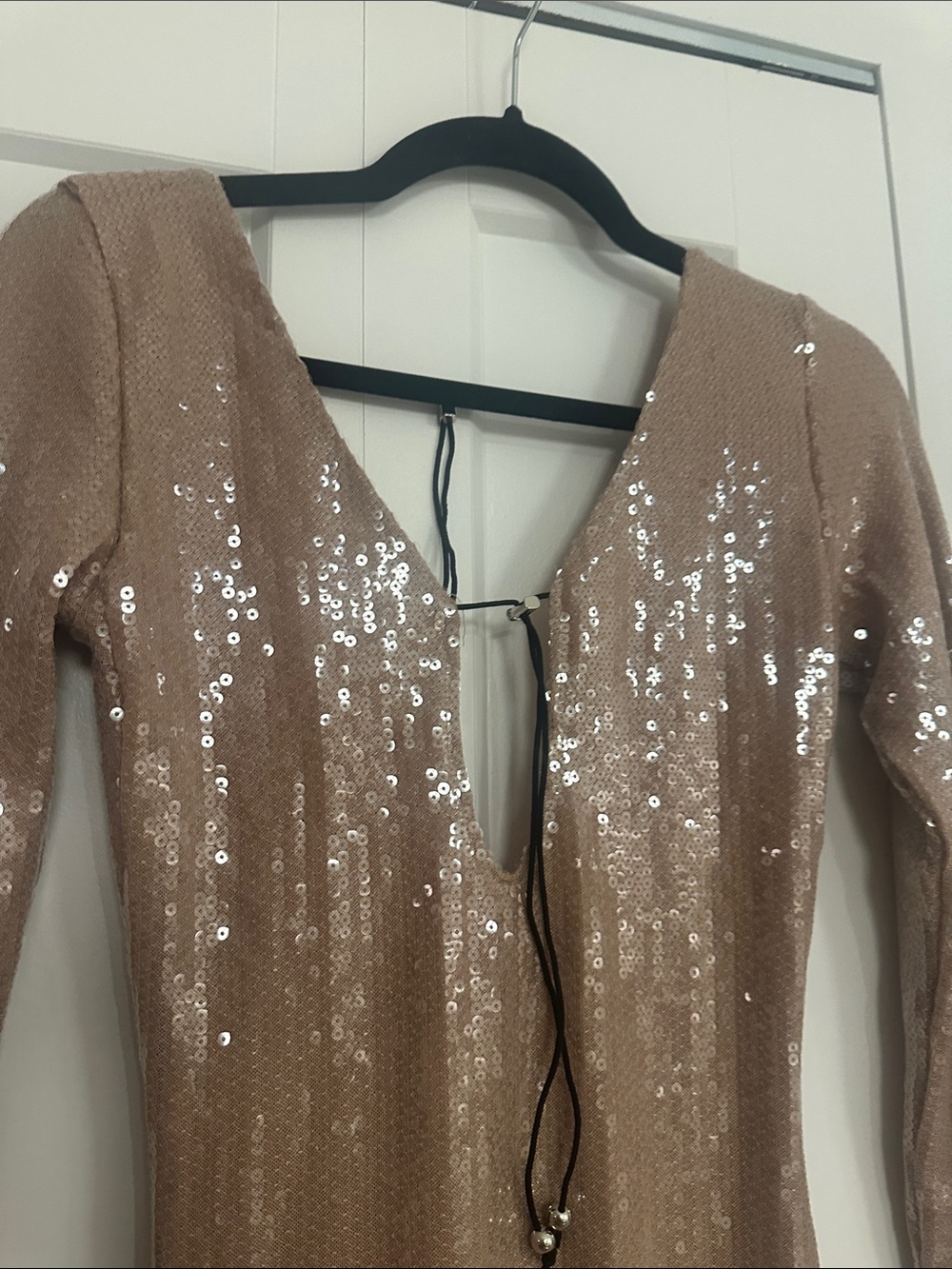 Mew Mews Sequin Long-Sleeve Midi Dress in Champagne Alix Earle Medium - Picture 5 of 9